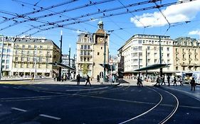 Celui Qui Est Au Centre